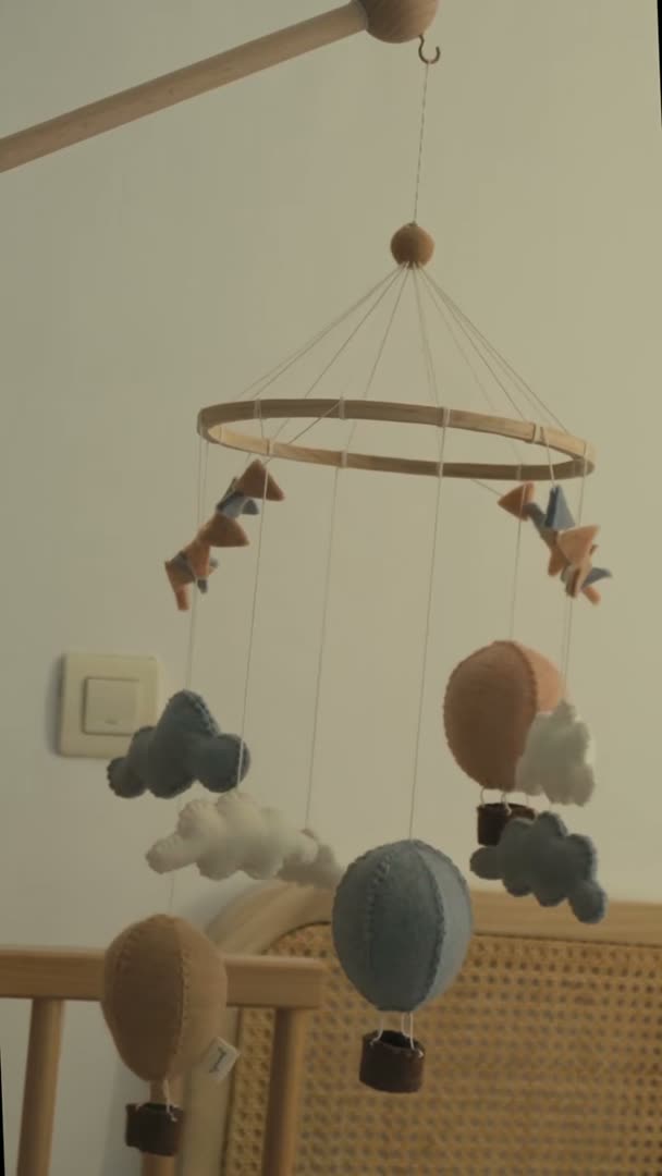Móvil de cuna girando en la habitación del bebé